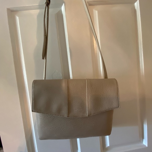 Mat and Nat vegan leather crossbody bag in beige - Picture 2 of 8